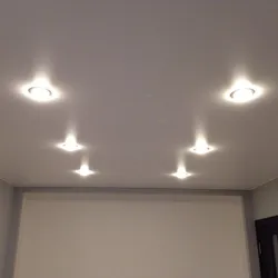 Yataq otağında asma tavan fotoşəkilində işıq lampalarının təşkili