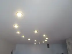 Жатын бөлмесіндегі аспалы төбедегі фотосуретте шамдарды орналастыру