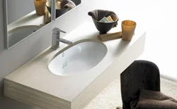 Vanna otağı fotoşəkildə quraşdırılmış lavabo