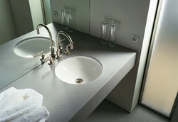 Vanna otağı fotoşəkildə quraşdırılmış lavabo