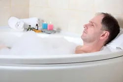 Жуынатын бөлмедегі адамдар фотосы