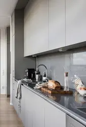 Дизайн столешницы и фартука для серой кухни