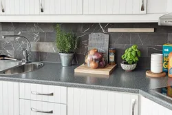 Тарҳи countertop ва backsplash барои ошхона хокистарӣ