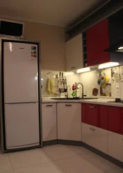 Халадзільнік злева кухні фота