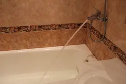 Один смеситель в ванной комнате фото