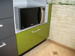 Фото кухни с микроволновкой в нише