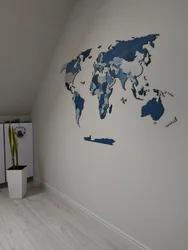Koridorda dekorativ gips dünya xəritəsi daxili fotoşəkil