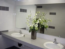 Photo flowers in the bathroom photo