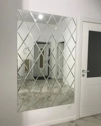 Зеркало с фацетом в интерьере прихожей
