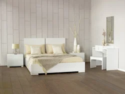 Oq laminat bilan yotoqxonaning fotosurati