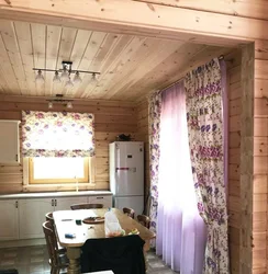 Шторы на кухне в деревянном доме фото