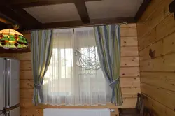 Шторы на кухне в деревянном доме фото
