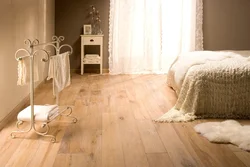 Жатын бөлмесінің фотосуретіндегі ламинат едені