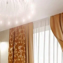 Asma tavanlı fotoşəkildə qonaq otağında pərdələr üçün pərdələr