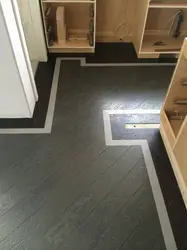 Mətbəxdə və koridorda fotoşəkildə linoleum