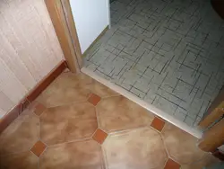Mətbəxdə və koridorda fotoşəkildə linoleum
