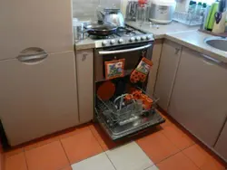 Ыдыс жуғыш және тоңазытқыш фотосуреті бар шағын ас үй