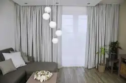 Yashash xonasining ichki qismidagi oq tul fotosurati