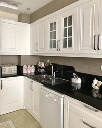 Ошхона сафед бо дастаки сиёҳ ва акс countertop сиёҳ