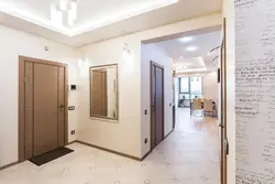 Дәліздегі есіктер мен едендер фотосуреті