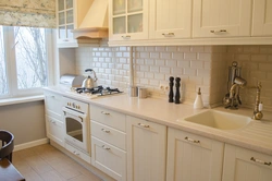 Bej kafel splashback fotosurati bilan oshxonalar