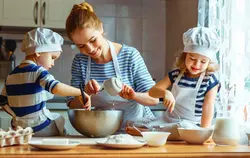Акси модар дар хона дар ошхона