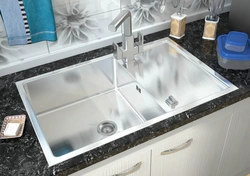 Mətbəxin daxili hissəsində yerüstü lavabo
