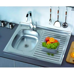 Mətbəxin daxili hissəsində yerüstü lavabo