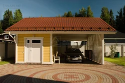 Бір шатырдың астындағы жазғы ас үйі бар гараж фотосуреті