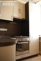 Soyuducu fotoşəkili olan kiçik bir mətbəx üçün quraşdırılmış mətbəx fotoşəkili