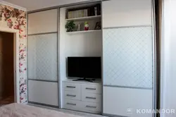 Yotoqxonadagi Fotosuratda Televizor Uchun Joy Bilan Toymasin Shkaflar
