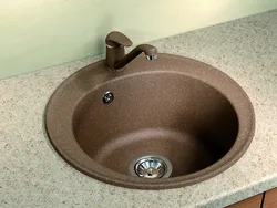 Oshxonadagi lavabo tosh fotosurati