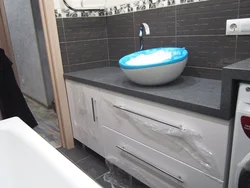 Акс Девони ботил ҳаммом бо countertop