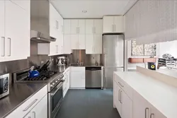 Сұр тоңазытқыш фотосуреті бар ақ ас үй