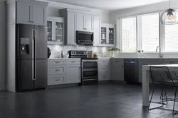 Кухня белая з шэрым халадзільнікам фота