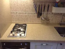 Iki gözlü soba fotoşəkili olan mətbəx