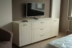 Қонақ бөлмесіндегі теледидарға арналған жәшіктердің фотосуреті