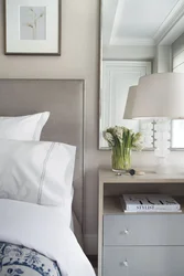 Nightstands дар наздикии бистар дар акс хоб