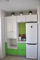 Дизайн кухни с пеналом и холодильником фото