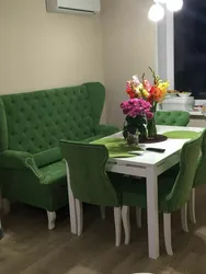 Диван мен орындықтары бар ас үйге арналған асхана фотосуреті