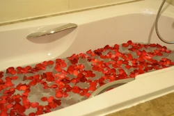 Photo with a bath with rose petals