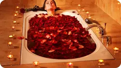 Photo with a bath with rose petals