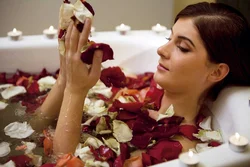 Photo with a bath with rose petals