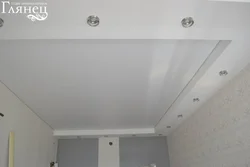 Фота столі нацяжнога камбінаванага з гіпсакардон на кухні