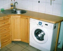 Şaquli paltaryuyan maşın fotoşəkili olan mətbəx