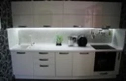 Акси ошхона бо countertop сафед ва танӯраи сиёҳ