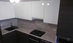 Фото кухни с белой столешницей и черной мойкой