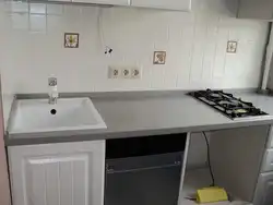 Акси Ошхона Бо Countertop Сафед Ва Танӯраи Сиёҳ