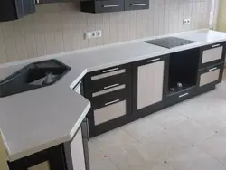 Акси Ошхона Бо Countertop Сафед Ва Танӯраи Сиёҳ