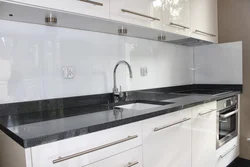 Countertop ошхона ва пешдоман сиёҳ ранги акс